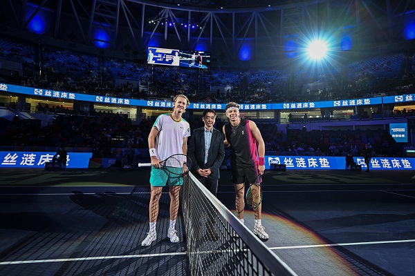 两盘横扫过关！佩古拉连续两年跻身美网四强，一成就比肩小威